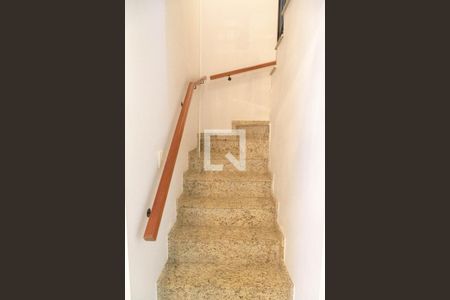 Casa de condomínio à venda com 118m², 3 quartos e 2 vagasEscada