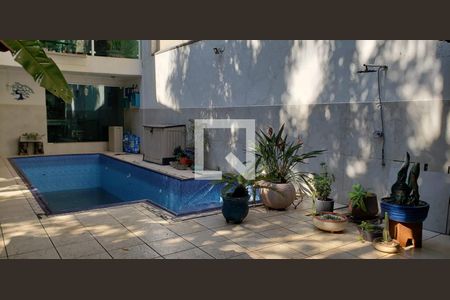 Casa à venda com 450m², 4 quartos e 3 vagas Casa à venda com 450m², 4 quartos e 3 vagasPiscina