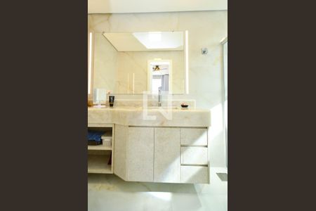 Apartamento à venda com 210m², 4 quartos e 3 vagas Apartamento à venda com 210m², 4 quartos e 3 vagasBanheiro suite 2