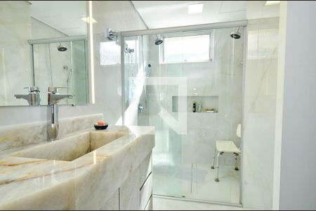 Apartamento à venda com 210m², 4 quartos e 3 vagas Apartamento à venda com 210m², 4 quartos e 3 vagasBanheiro suite 2