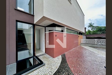 Casa de condomínio à venda com 496m², 4 quartos e 4 vagasFachada Casa