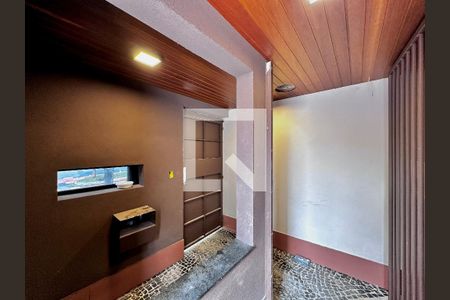 Casa de condomínio à venda com 486m², 4 quartos e 4 vagasEntrada Condomínio