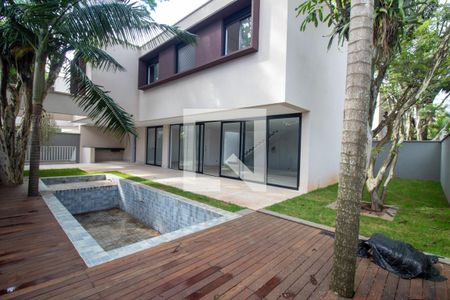 Casa à venda com 581m², 4 quartos e 4 vagasJardim / Piscina