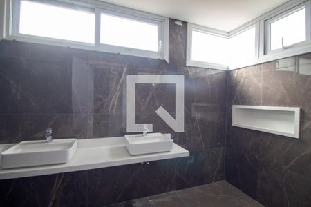 Casa à venda com 581m², 4 quartos e 4 vagasBanheiro da Suíte 4