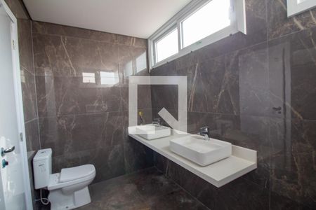 Casa à venda com 581m², 4 quartos e 4 vagasBanheiro da Suíte 4