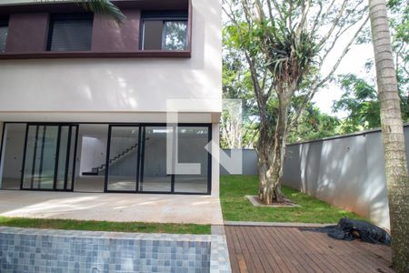 Casa à venda com 581m², 4 quartos e 4 vagasJardim / Piscina