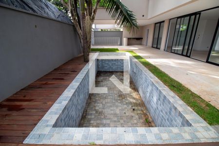 Casa à venda com 581m², 4 quartos e 4 vagasJardim / Piscina