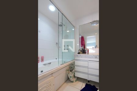 Apartamento à venda com 252m², 4 quartos e 2 vagas Apartamento à venda com 252m², 4 quartos e 2 vagasBanheiro Quarto 4 suíte
