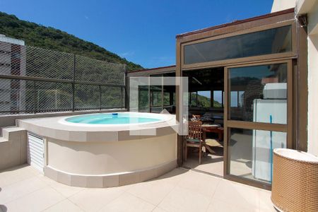 Apartamento à venda com 252m², 4 quartos e 2 vagas Apartamento à venda com 252m², 4 quartos e 2 vagasPiscina