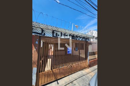 Casa à venda com 205m², 3 quartos e 2 vagas Casa à venda com 205m², 3 quartos e 2 vagasFachada