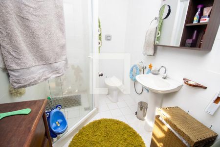 Casa de condomínio à venda com 377m², 3 quartos e 4 vagas Casa de condomínio à venda com 377m², 3 quartos e 4 vagasBanheiro social segundo piso