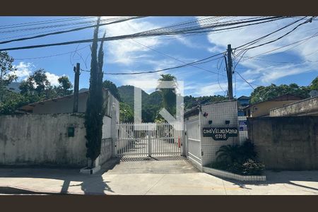 Casa de condomínio à venda com 377m², 3 quartos e 4 vagas Casa de condomínio à venda com 377m², 3 quartos e 4 vagasFachada