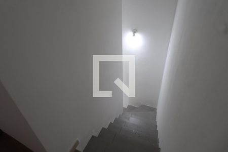 Casa de condomínio à venda com 56m², 2 quartos e 1 vagaEscada