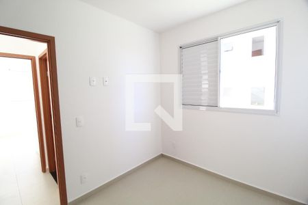 Quarto 1 de apartamento para alugar com 2 quartos, 50m² em Jardim Holanda, Uberlândia