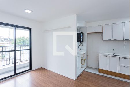 Sala, cozinha e área de serviço de apartamento para alugar com 2 quartos, 41m² em Vila Marina, São Paulo