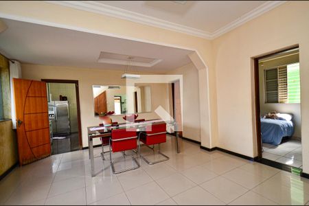 Sala de casa à venda com 5 quartos, 360m² em Santa Tereza, Belo Horizonte