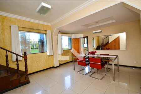 Sala de casa à venda com 5 quartos, 360m² em Santa Tereza, Belo Horizonte