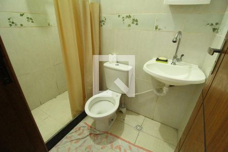 Banheiro de kitnet/studio para alugar com 1 quarto, 35m² em Taquara, Rio de Janeiro