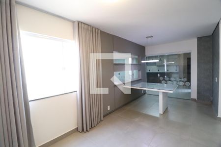 Sala de casa de condomínio para alugar com 3 quartos, 117m² em Jardim Inconfidência, Uberlândia
