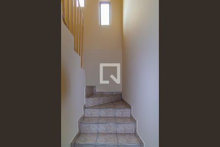 Escada dos Quartos de casa para alugar com 3 quartos, 108m² em Jardim Ivone, São Paulo