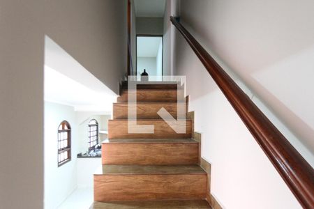 Escada de casa para alugar com 3 quartos, 95m² em Vila Macedopolis, São Paulo