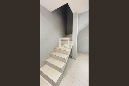 Sala - Escada de casa de condomínio para alugar com 2 quartos, 68m² em Jardim Santo André, Santo André