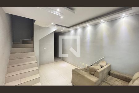 Sala de casa de condomínio para alugar com 2 quartos, 68m² em Jardim Santo André, Santo André