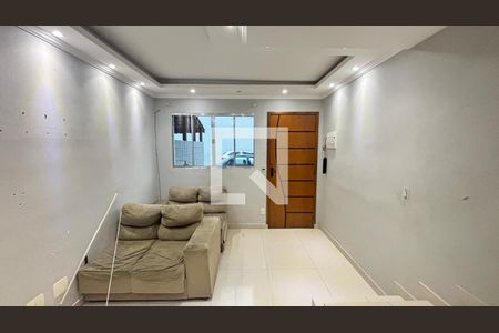 Sala de casa de condomínio para alugar com 2 quartos, 68m² em Jardim Santo André, Santo André