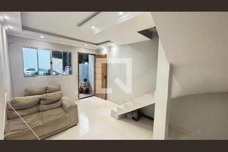 Sala de casa de condomínio para alugar com 2 quartos, 68m² em Jardim Santo André, Santo André