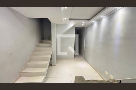 Sala de casa de condomínio para alugar com 2 quartos, 68m² em Jardim Santo André, Santo André