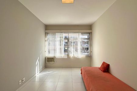 Quarto 1 de apartamento à venda com 3 quartos, 165m² em Copacabana, Rio de Janeiro