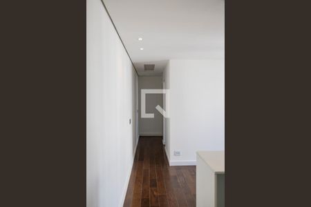 Corredor de apartamento para alugar com 2 quartos, 58m² em Jardim Tupanci, Barueri