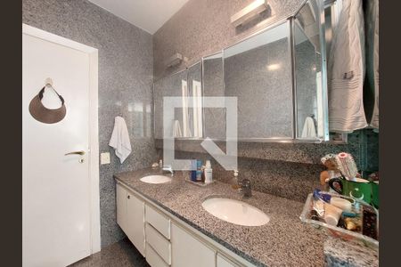 Apartamento à venda com 411m², 4 quartos e 3 vagas Apartamento à venda com 411m², 4 quartos e 3 vagasBanheiro da Suíte 2