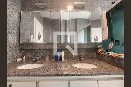 Apartamento à venda com 411m², 4 quartos e 3 vagas Apartamento à venda com 411m², 4 quartos e 3 vagasBanheiro da Suíte 2