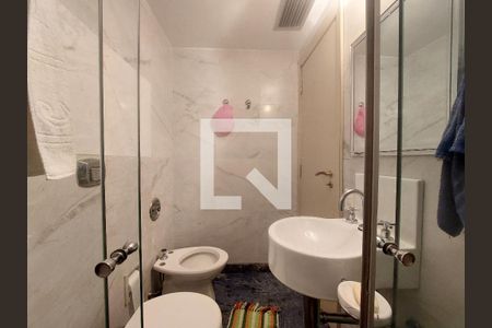 Apartamento à venda com 411m², 4 quartos e 3 vagas Apartamento à venda com 411m², 4 quartos e 3 vagasBanheiro da Suíte 1