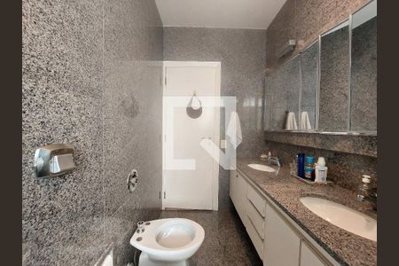 Apartamento à venda com 411m², 4 quartos e 3 vagas Apartamento à venda com 411m², 4 quartos e 3 vagasBanheiro da Suíte 2