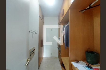 Apartamento à venda com 411m², 4 quartos e 3 vagas Apartamento à venda com 411m², 4 quartos e 3 vagasCloset do Suíte 3