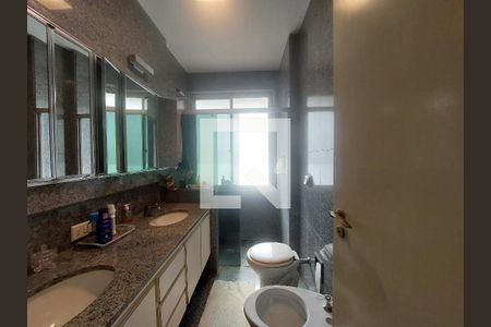 Apartamento à venda com 411m², 4 quartos e 3 vagas Apartamento à venda com 411m², 4 quartos e 3 vagasBanheiro da Suíte 2