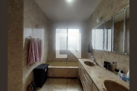 Apartamento à venda com 411m², 4 quartos e 3 vagas Apartamento à venda com 411m², 4 quartos e 3 vagasBanheiro da Suíte 3