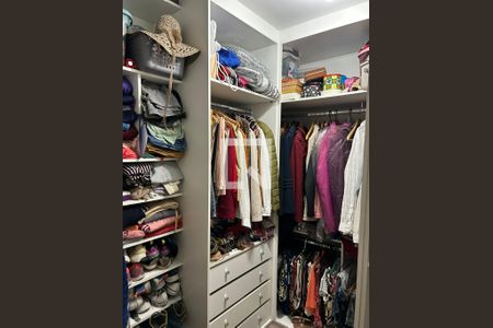 Casa à venda com 178m², 3 quartos e 2 vagas Casa à venda com 178m², 3 quartos e 2 vagasCloset da suíte