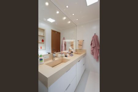 Apartamento à venda com 143m², 3 quartos e 3 vagas Apartamento à venda com 143m², 3 quartos e 3 vagasBanheiro da Suíte 1