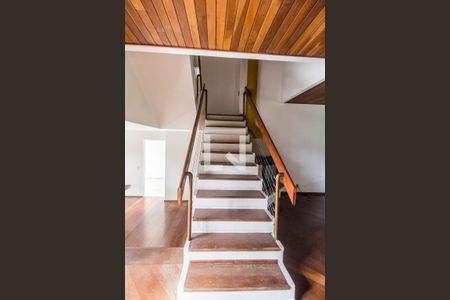 Casa de condomínio à venda com 340m², 3 quartos e 2 vagasEscada