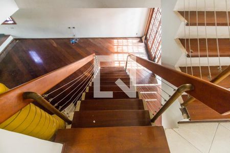 Casa de condomínio à venda com 340m², 3 quartos e 2 vagasEscada
