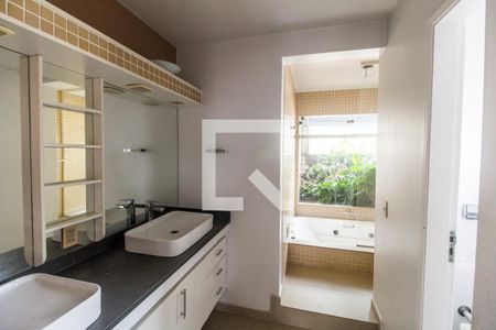 Casa de condomínio à venda com 340m², 3 quartos e 2 vagasBanheiro da Suíte 1