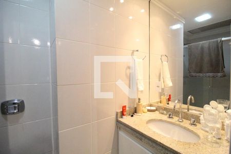 Apartamento à venda com 245m², 4 quartos e 3 vagas Apartamento à venda com 245m², 4 quartos e 3 vagasBanheiro da suíte 1