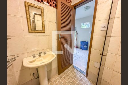 Casa à venda com 363m², 3 quartos e 2 vagasBanheiro de Serviço