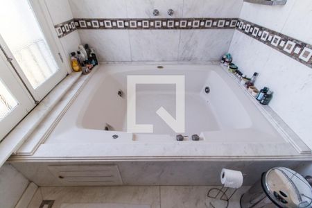 Casa de condomínio à venda com 800m², 4 quartos e 10 vagas Casa de condomínio à venda com 800m², 4 quartos e 10 vagasBanheiro da Suíte 1