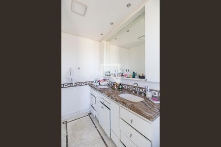 Casa de condomínio à venda com 800m², 4 quartos e 10 vagas Casa de condomínio à venda com 800m², 4 quartos e 10 vagasBanheiro da Suíte 1