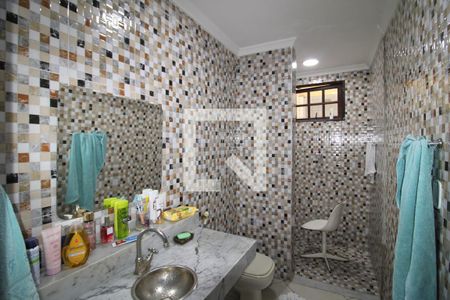 Casa à venda com 320m², 5 quartos e 8 vagasBanheiro da Suíte 1