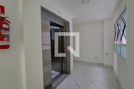 Apartamento à venda com 75m², 2 quartos e 1 vaga Apartamento à venda com 75m², 2 quartos e 1 vagaHall social